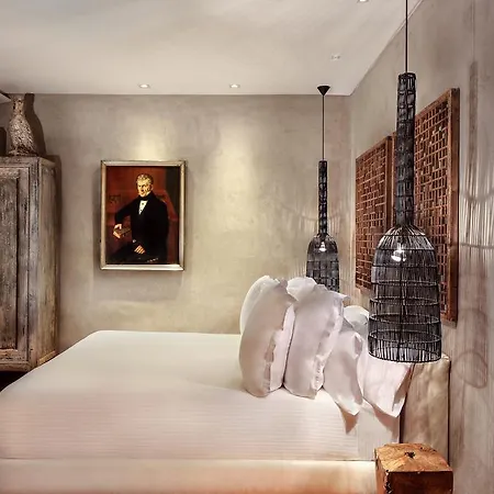 Hotel Claris & Gl, A Small Luxury Of The World